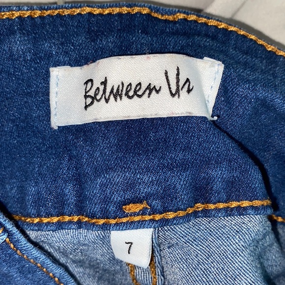 Between Us Ripped Jeans - Picture 5 of 5